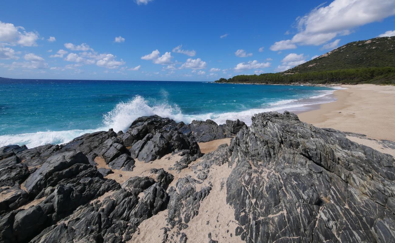 Фото Scodi Neri beach с золотистый песок поверхностью