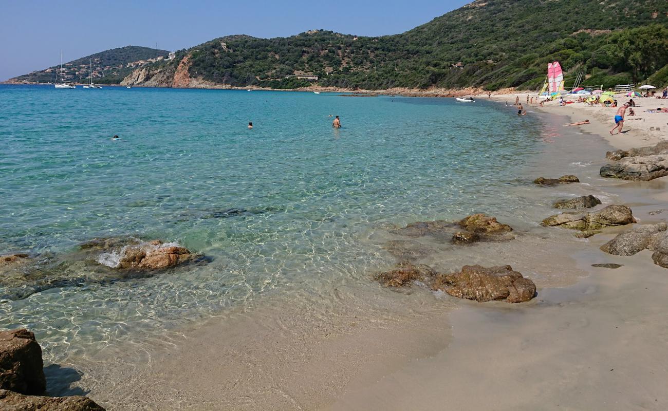 Фото Menasina beach с золотистый песок поверхностью