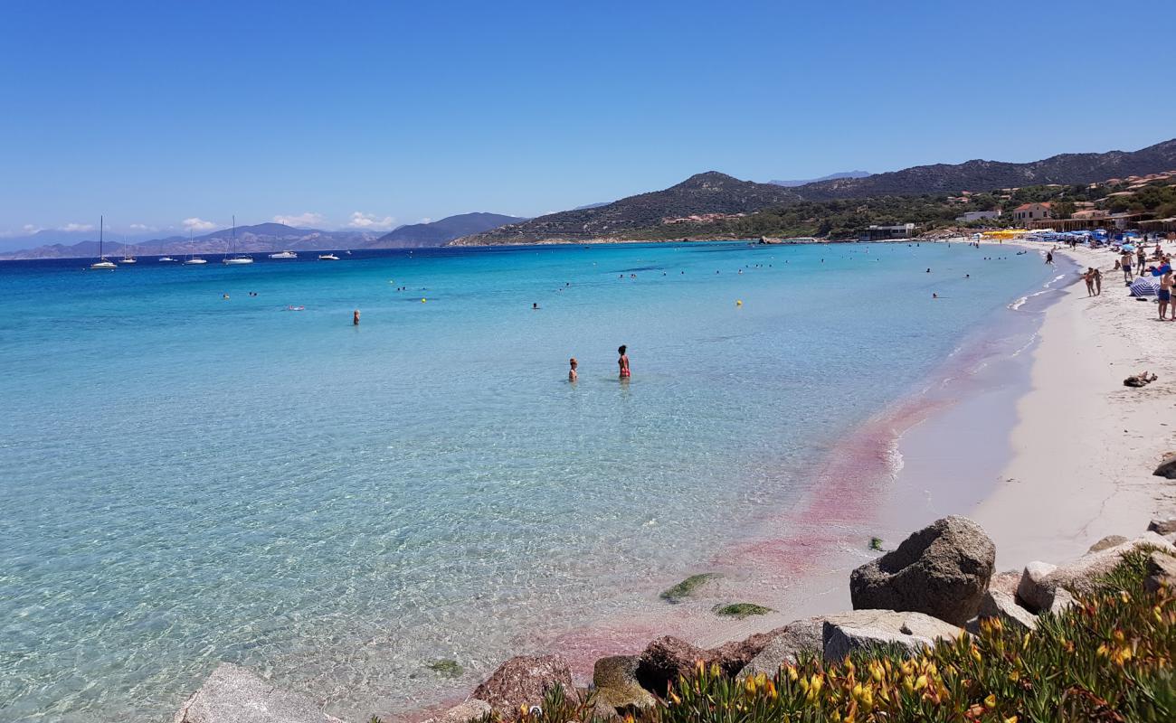 Фото Plage Ile Rousse с золотистый песок поверхностью