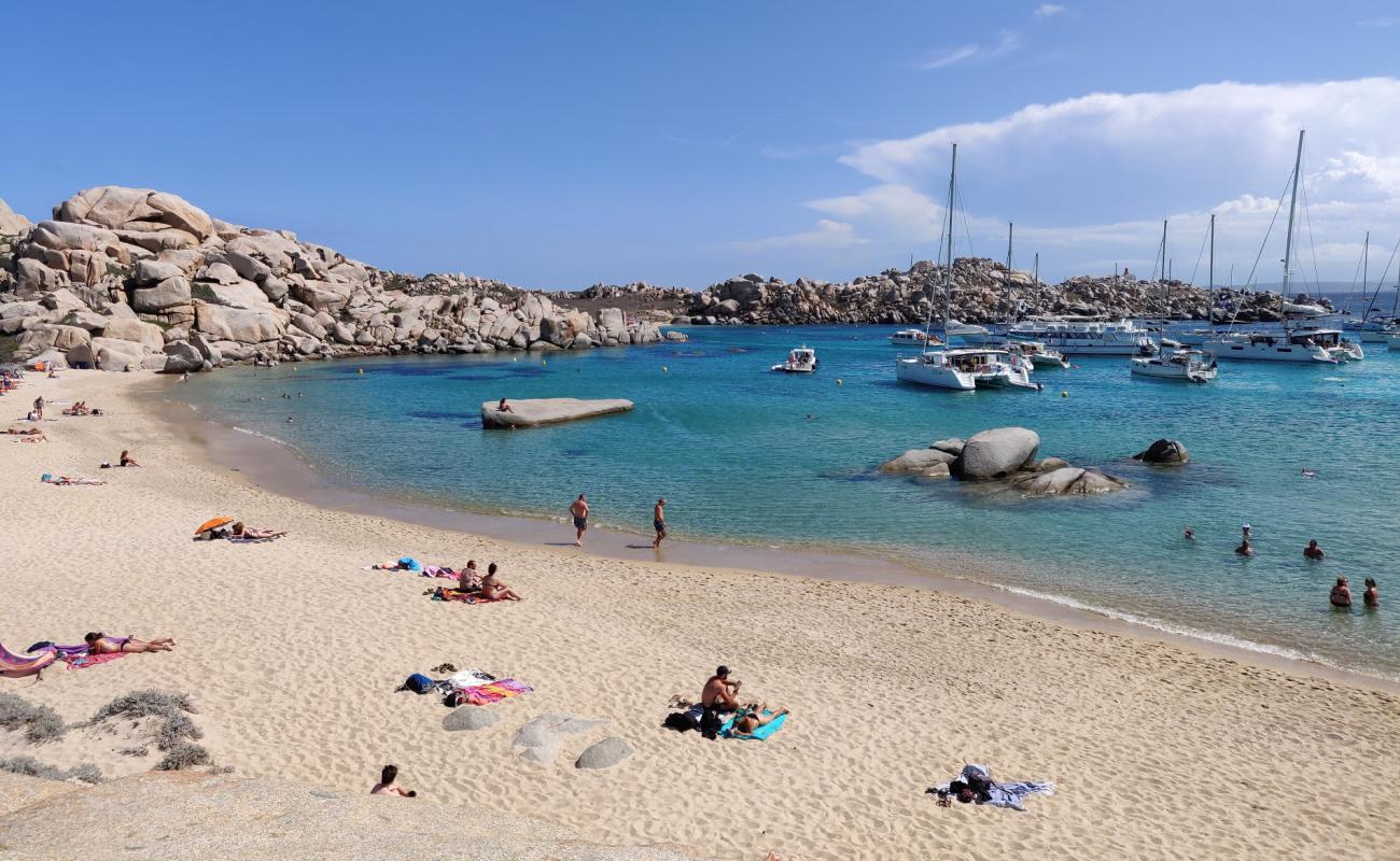 Фото Cala Giunco с золотистый песок поверхностью