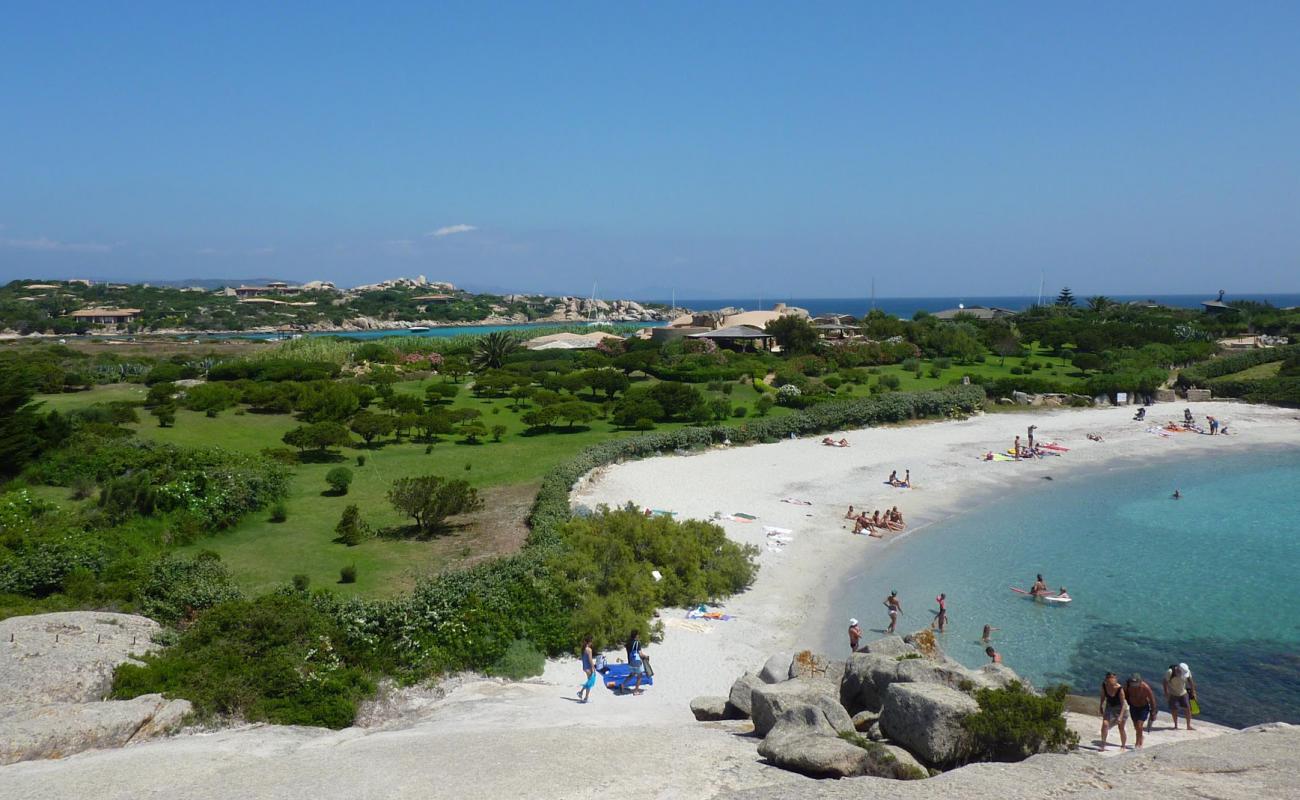 Фото Plage de Cala di Chiorneri III с золотистый песок поверхностью