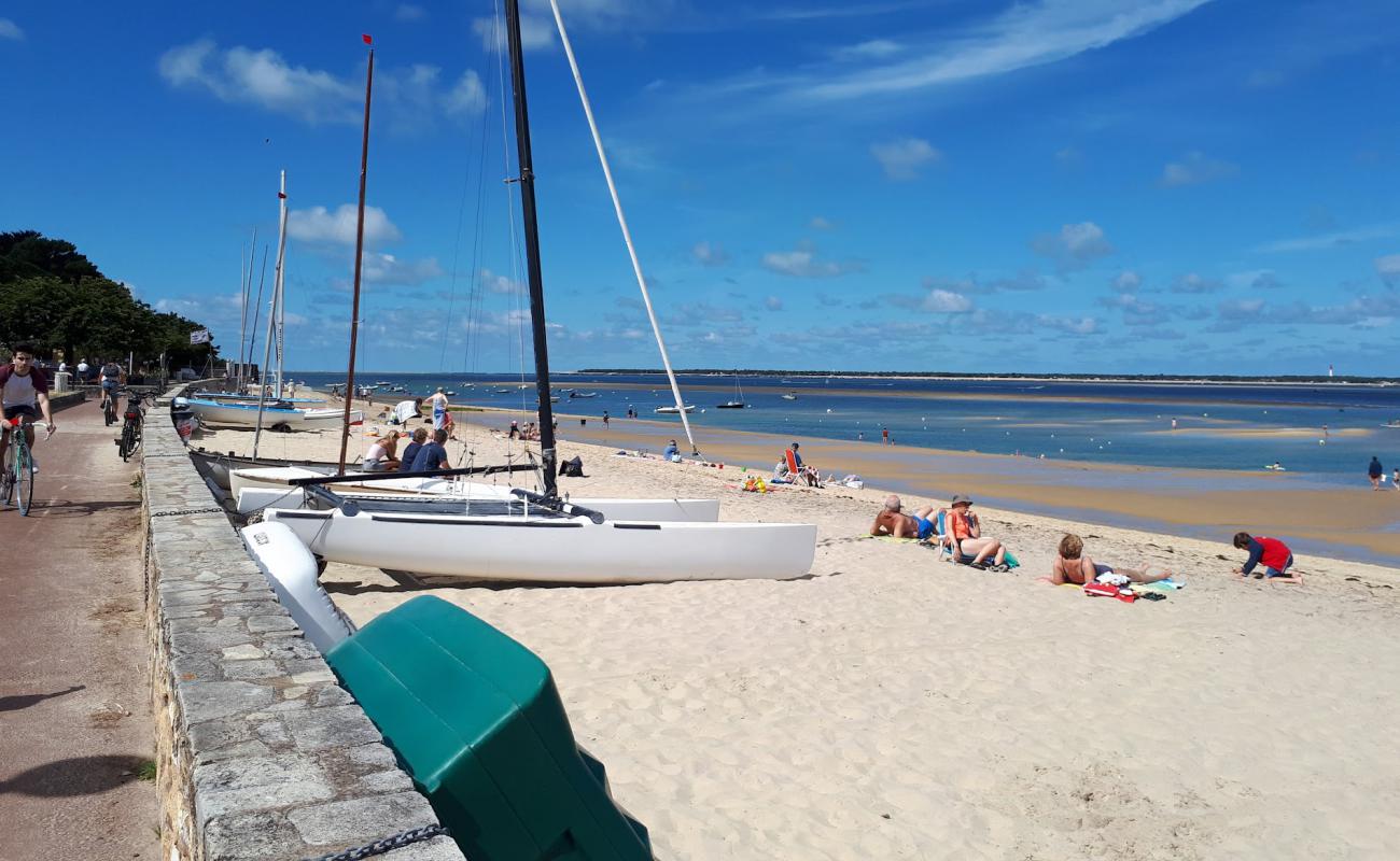 Фото Plage des Arbousiers с светлый песок поверхностью