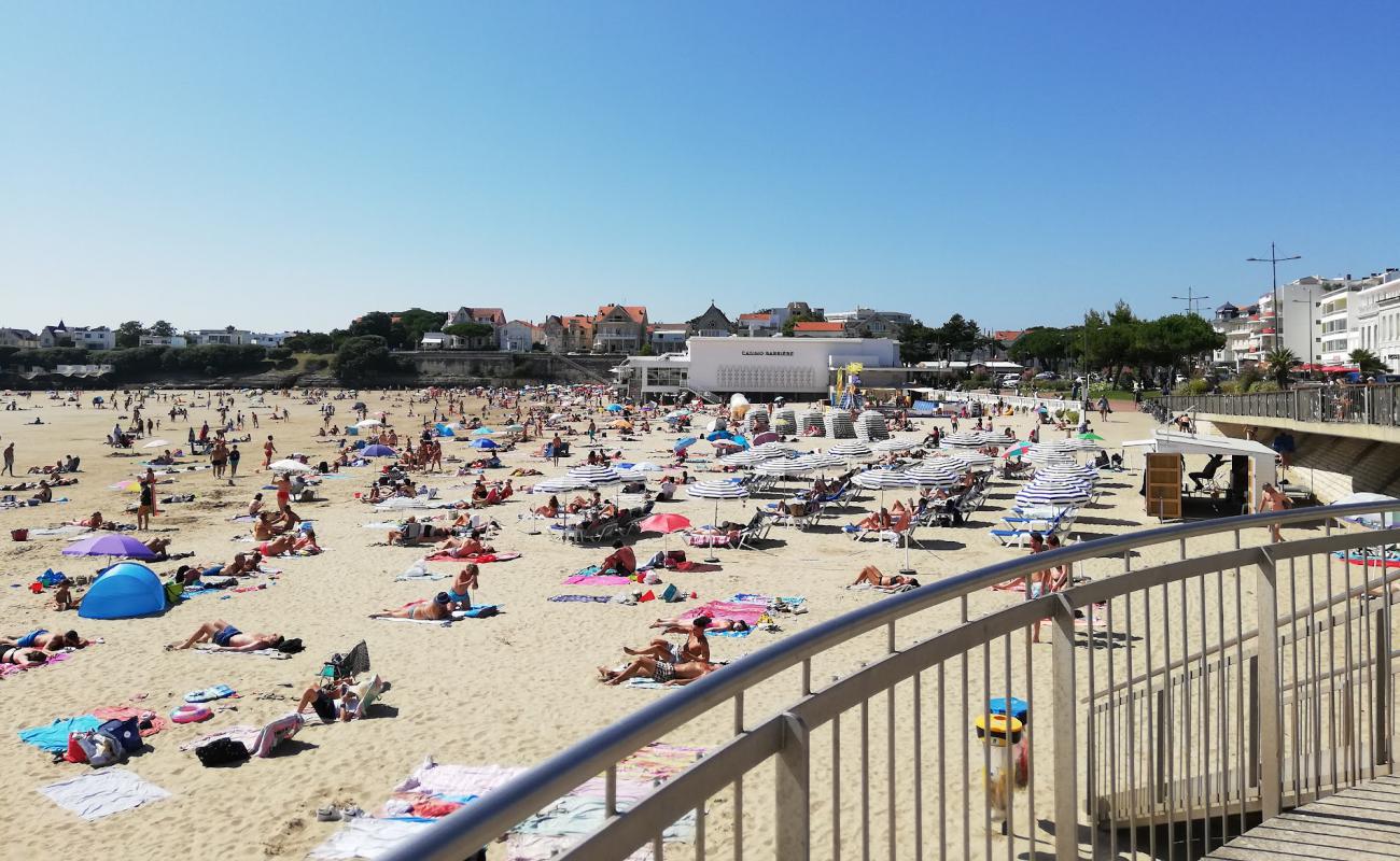 Фото Plage de Pontaillac с темный песок поверхностью