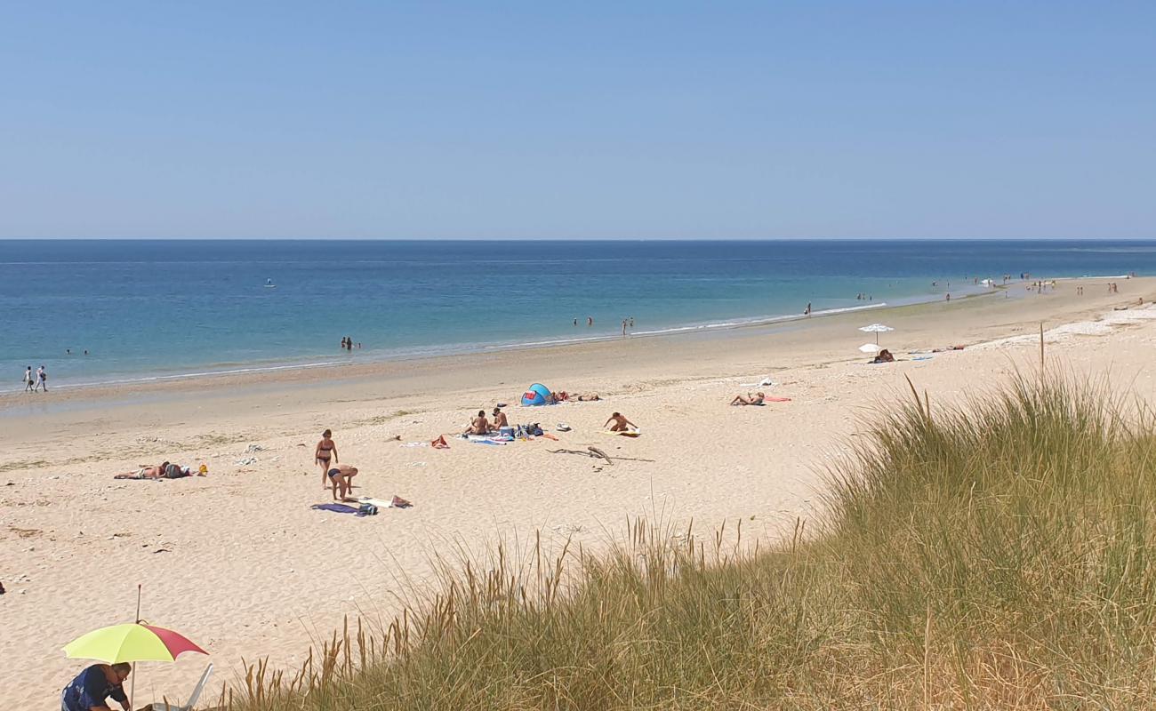 Фото Plage des Huttes с светлый песок поверхностью