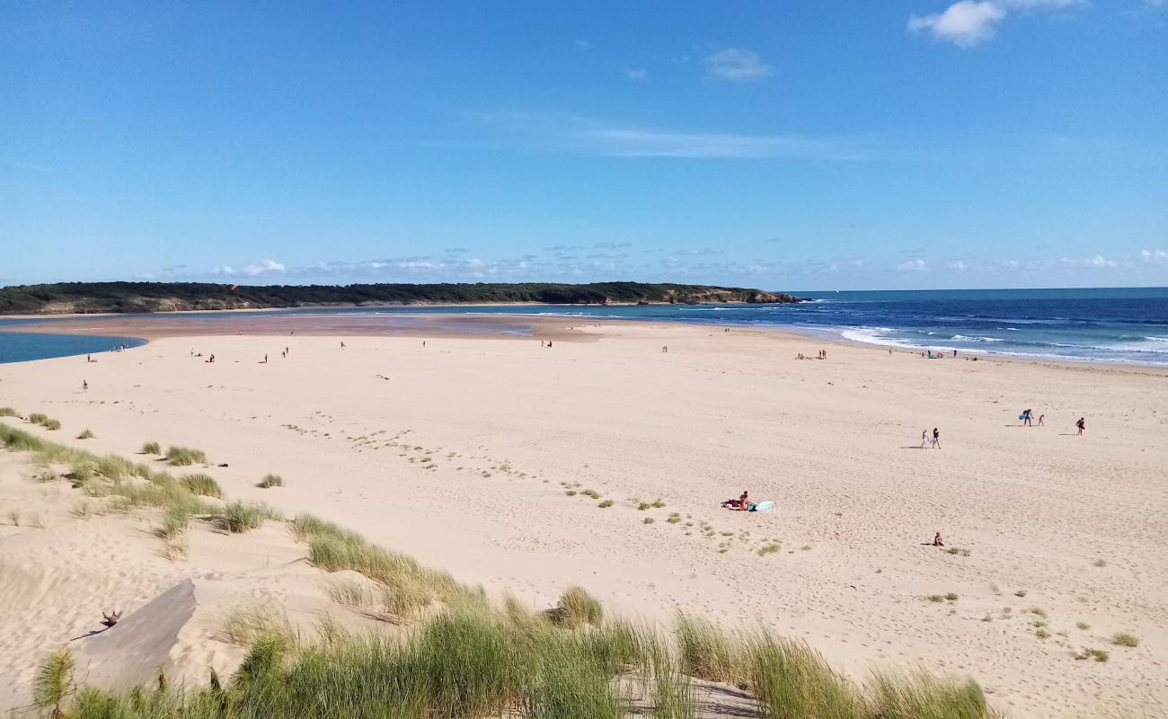 Фото Guittiere beach с песок с камнями поверхностью