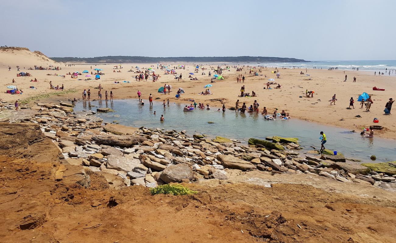 Фото Plage du Veillon с светлый песок поверхностью