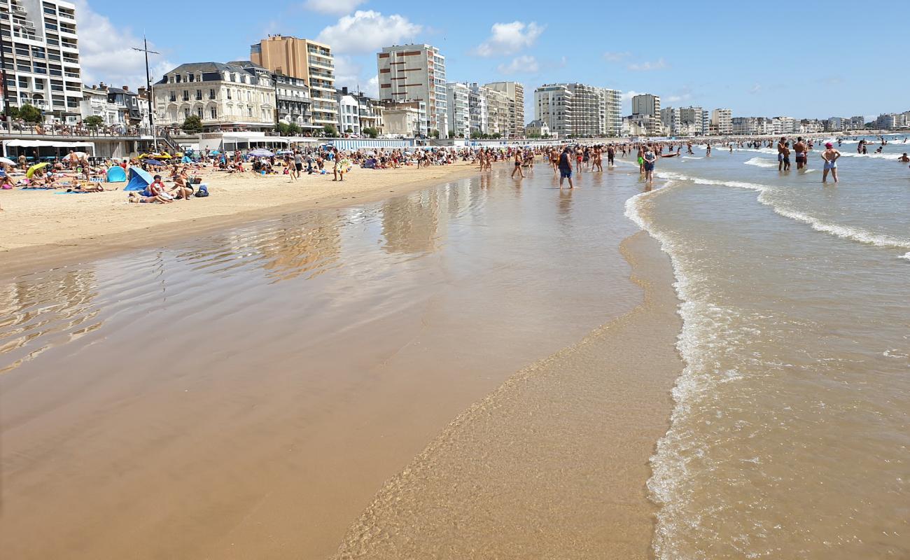 Фото Les Sables d'Olonne с золотистый песок поверхностью