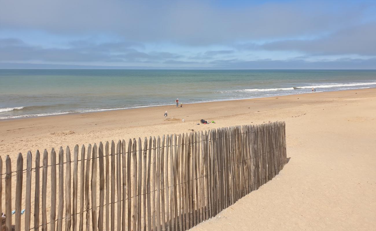 Фото Paree Preneau beach с светлый песок поверхностью