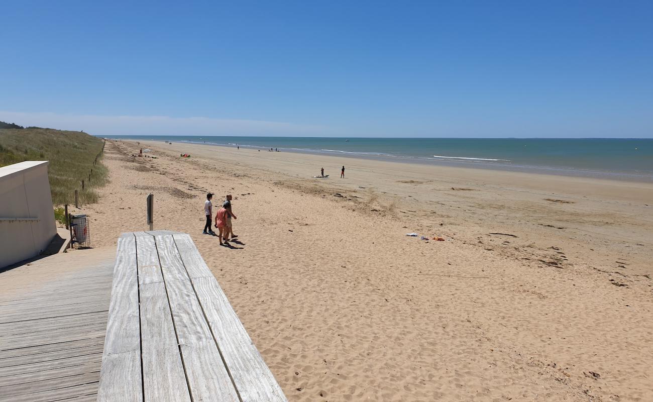 Фото Notredame De Monts beach с светлый песок поверхностью