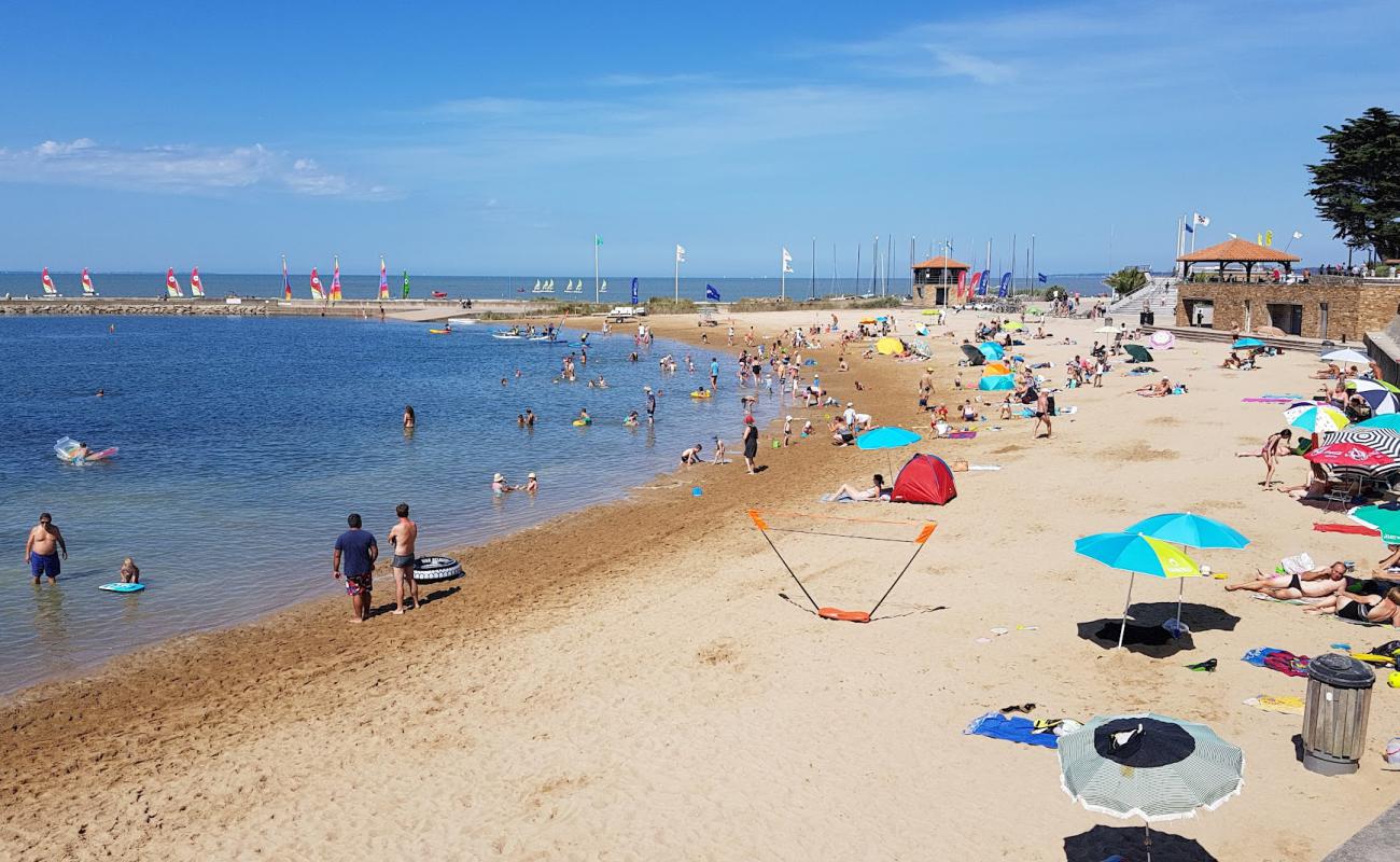 Фото Bernerie beach с светлый песок поверхностью