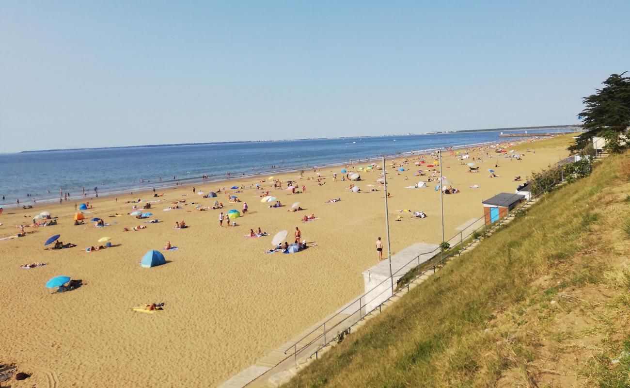 Фото Grande Plage De Tharon с светлый песок поверхностью