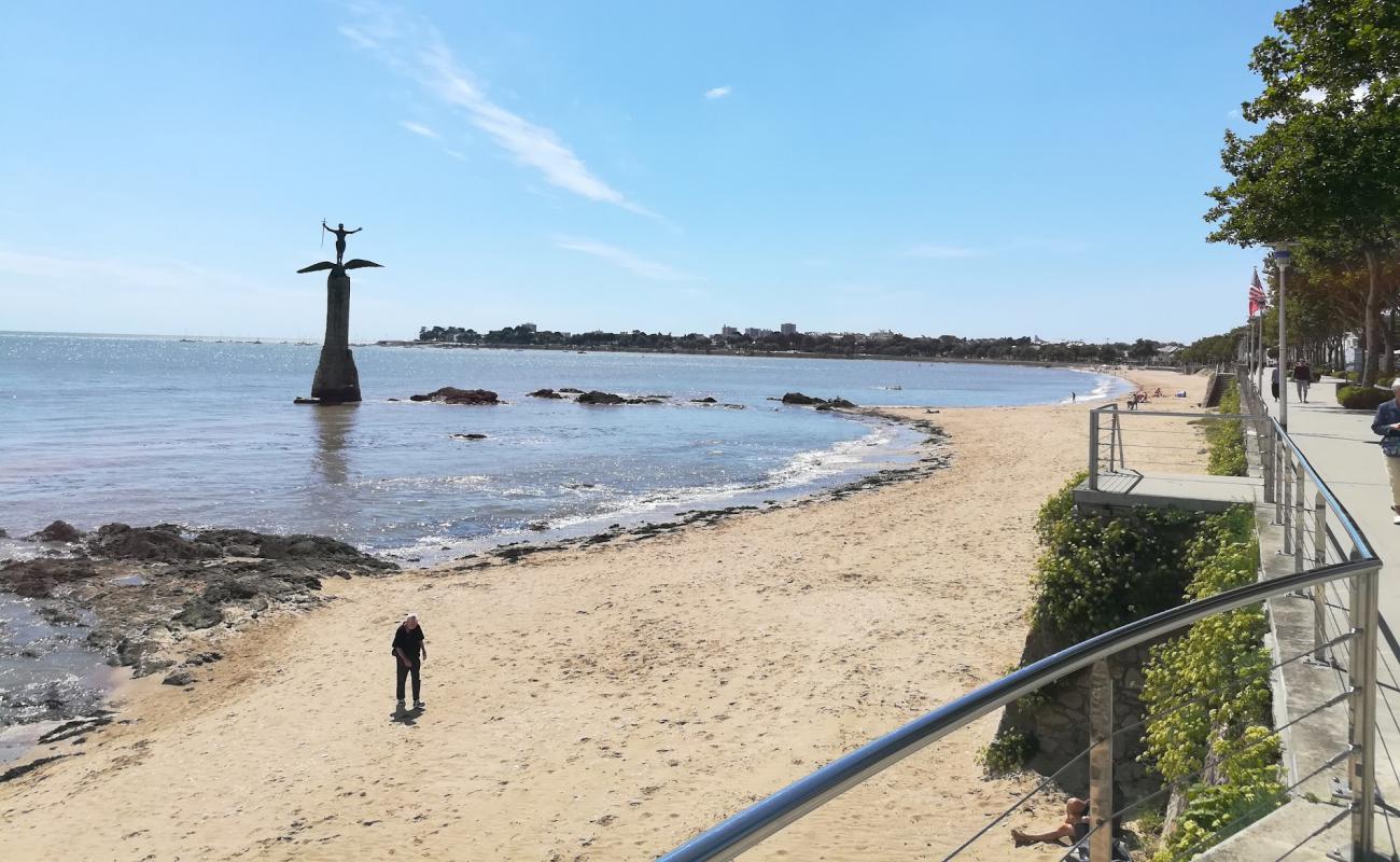 Фото Petit Traict beach с песок с камнями поверхностью