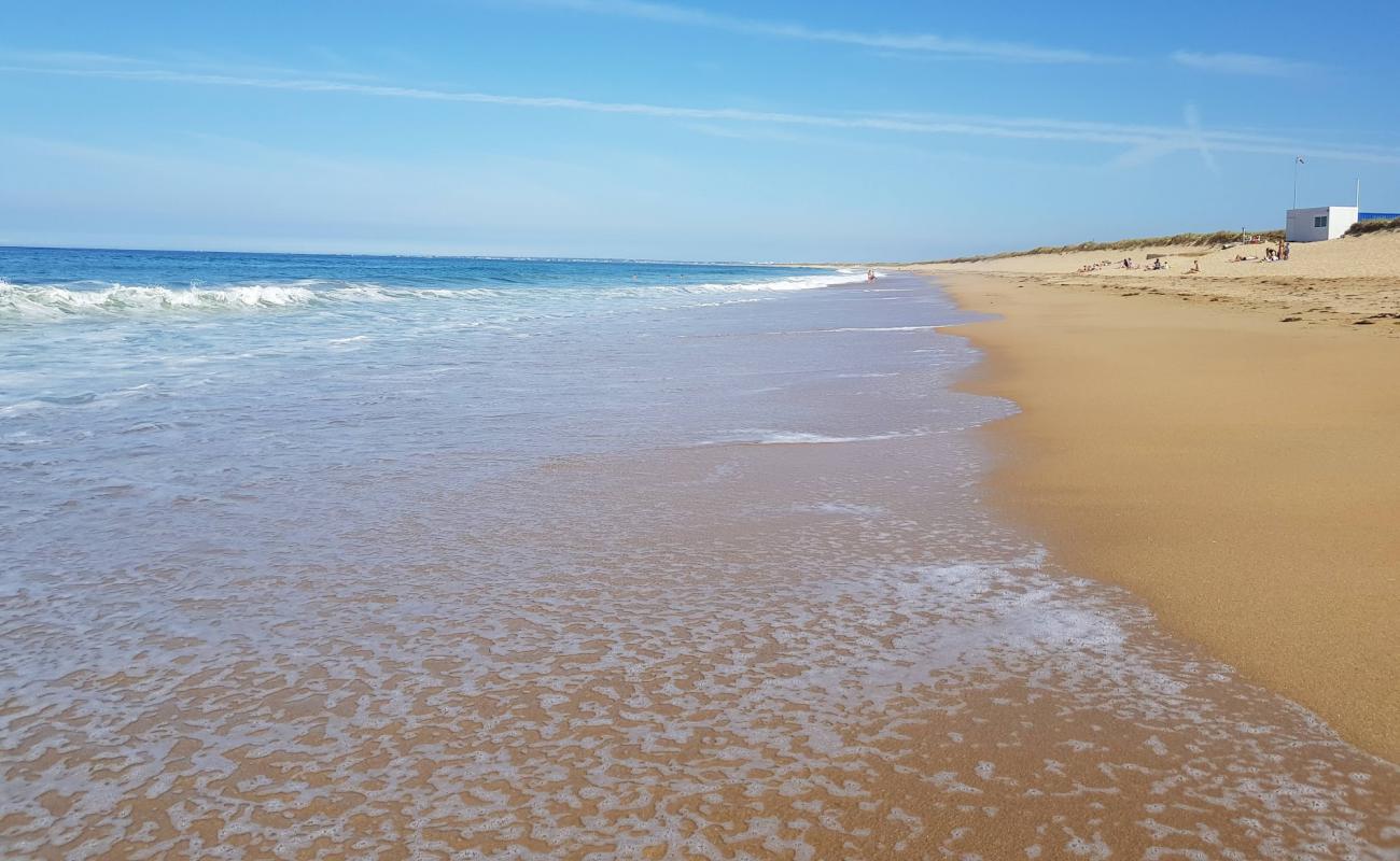 Фото Plage De Kervegan с светлый песок поверхностью