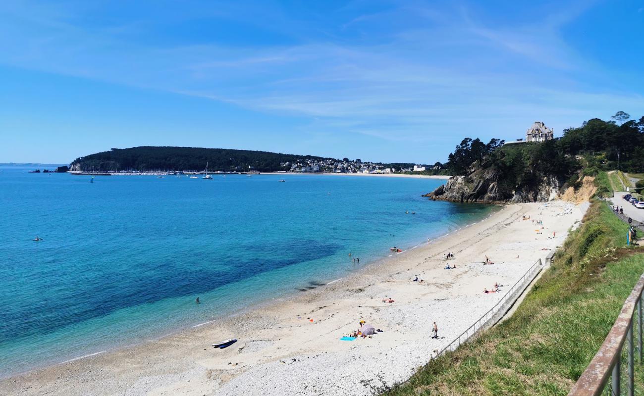 Фото Plage du Porzic с песок с галькой поверхностью