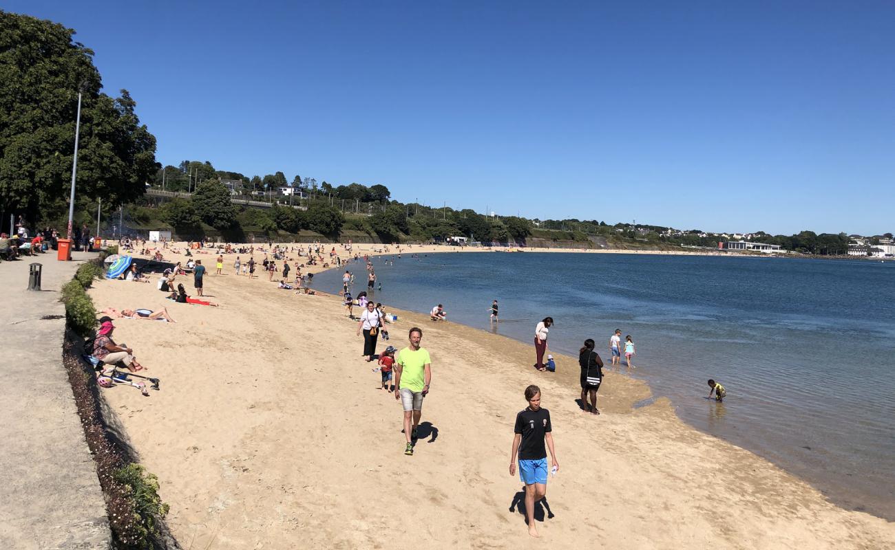 Фото Plage du Moulin Blanc с светлый песок поверхностью