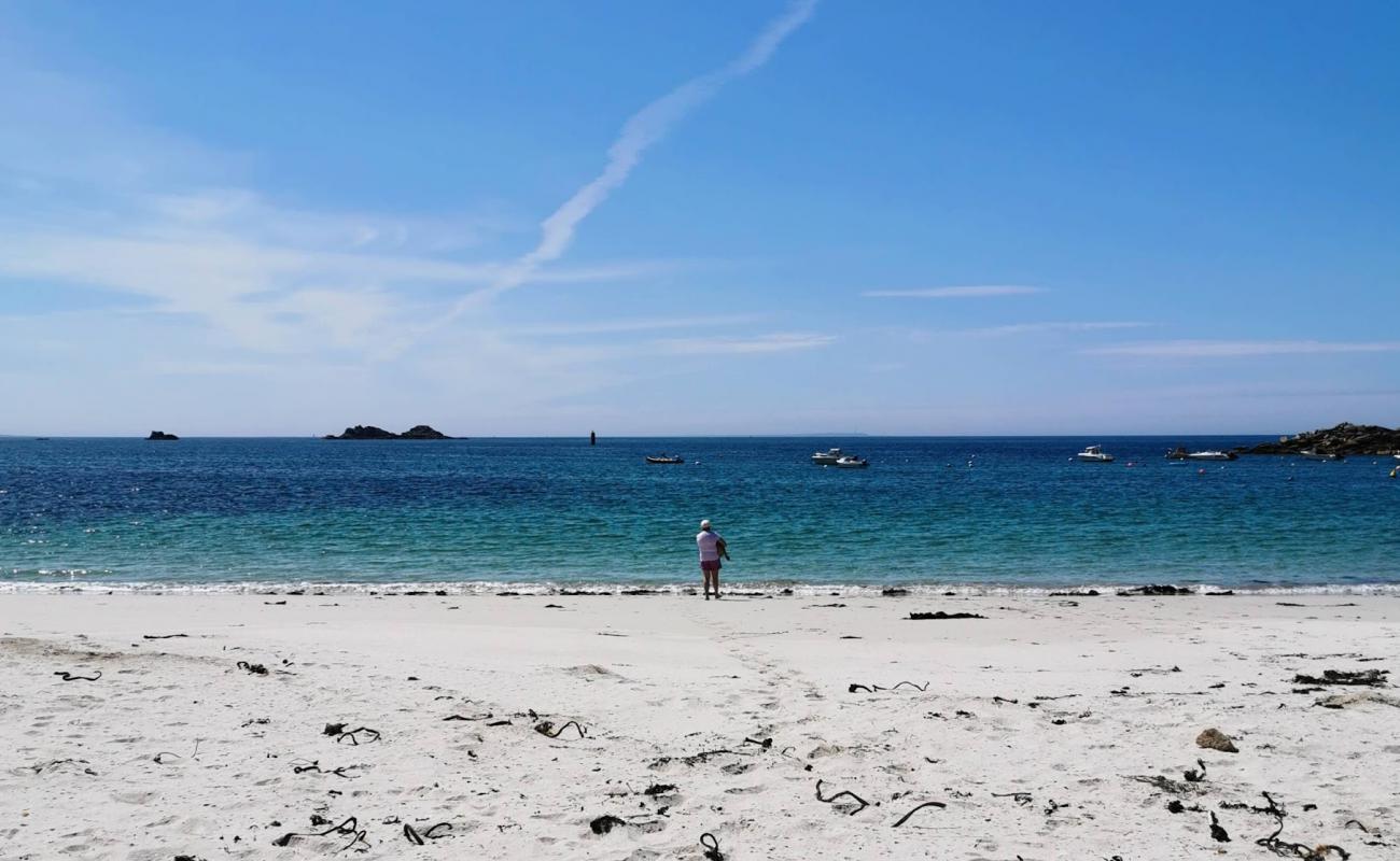 Фото Plage de Porsman с белый песок поверхностью