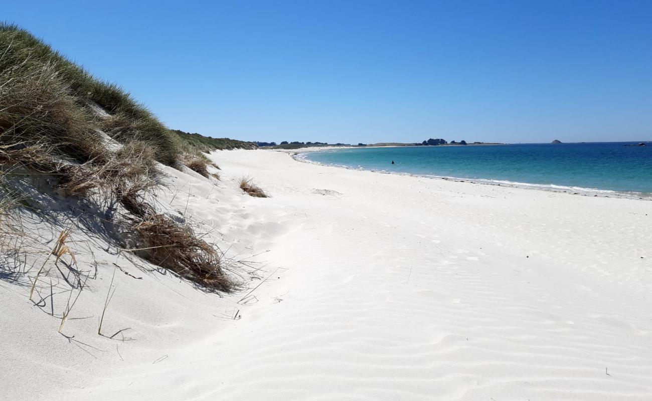 Фото Plage des Trois Moutons с белый песок поверхностью