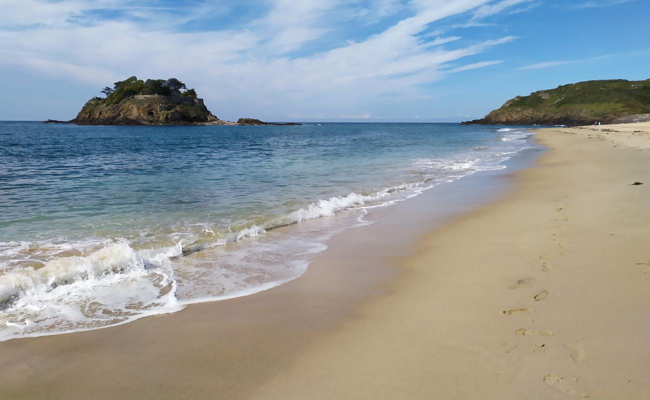 Фото Plage du Guesclin с светлый песок поверхностью