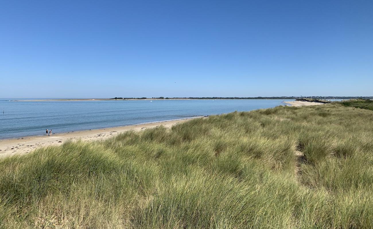 Фото Montmartin beach с светлый песок поверхностью