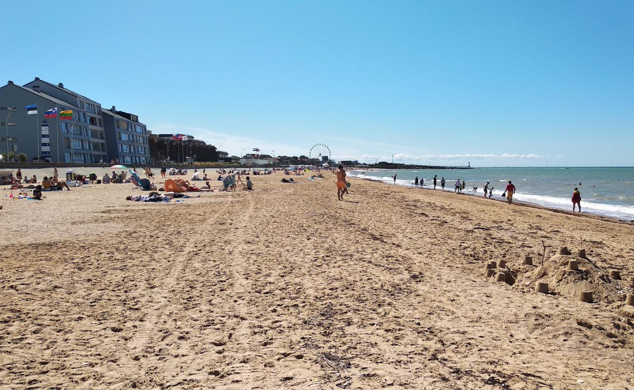 Фото Plage de Courseulles sur Mer (Juno Beach) с светлый песок поверхностью