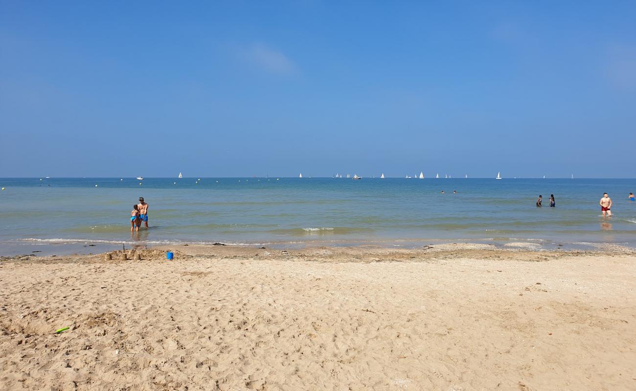 Фото Plage de Deauville с светлый песок поверхностью