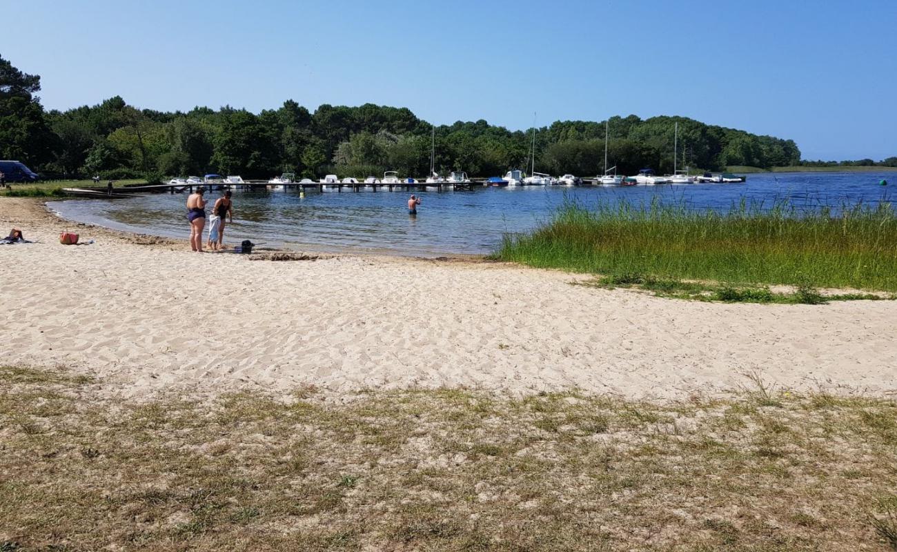 Фото Plage Des Eaux Qui Rient с светлый песок поверхностью