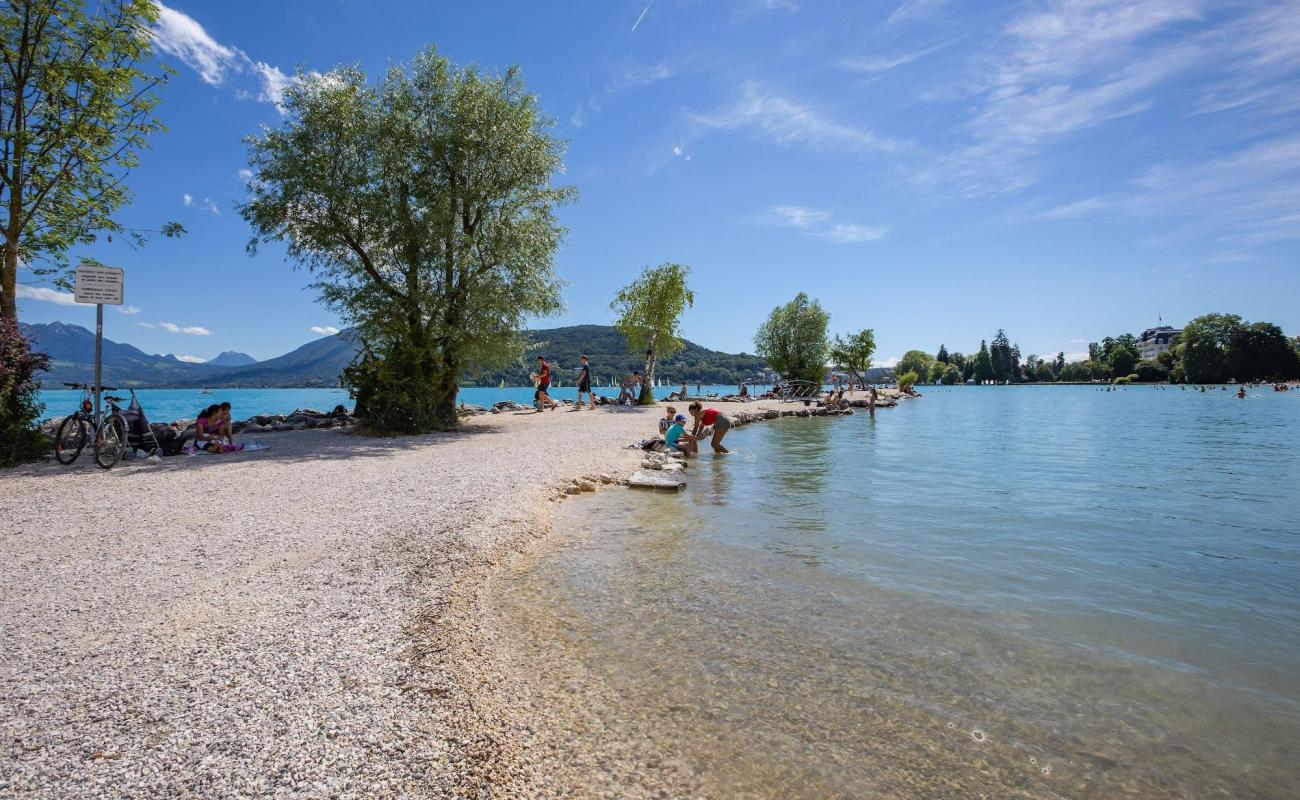 Фото Plage d'Albigny с серая чистая галька поверхностью