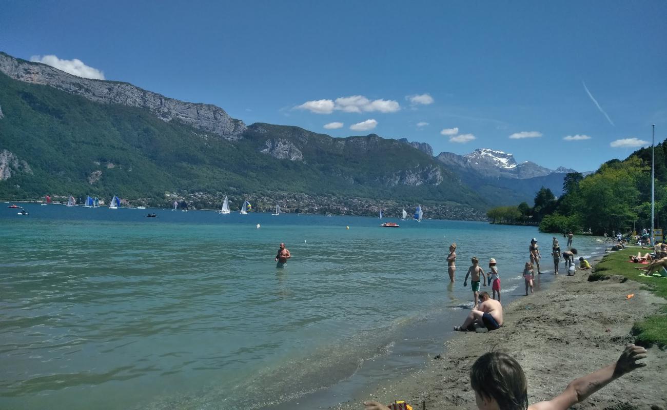 Фото Plage des Marquisats с серая чистая галька поверхностью