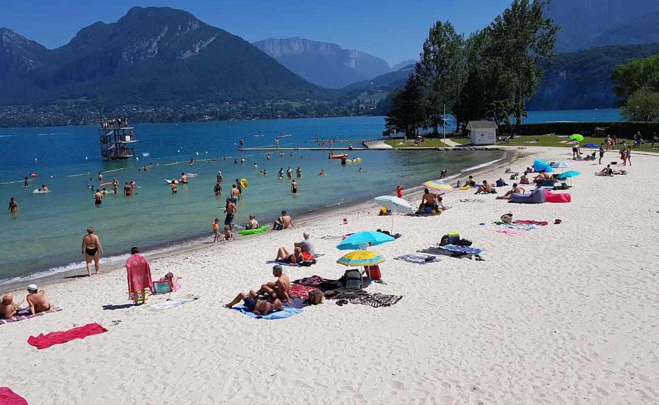 Фото Plage Saint-Jorioz с светлый песок поверхностью