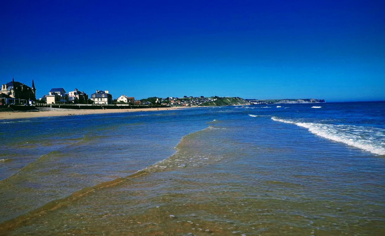 Фото Asnelles Beach с светлый песок поверхностью