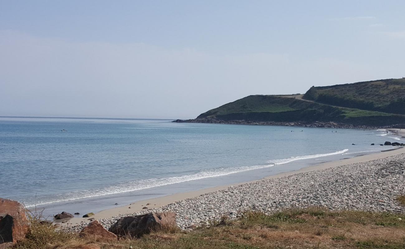 Фото Plage de Plougasnou-Saint-Jean-du-Doigt с песок с галькой поверхностью