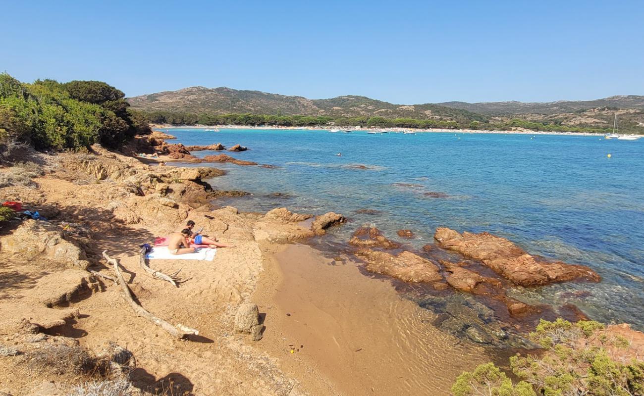 Фото Plage Rouge de Rondinara с темная чистая галька поверхностью