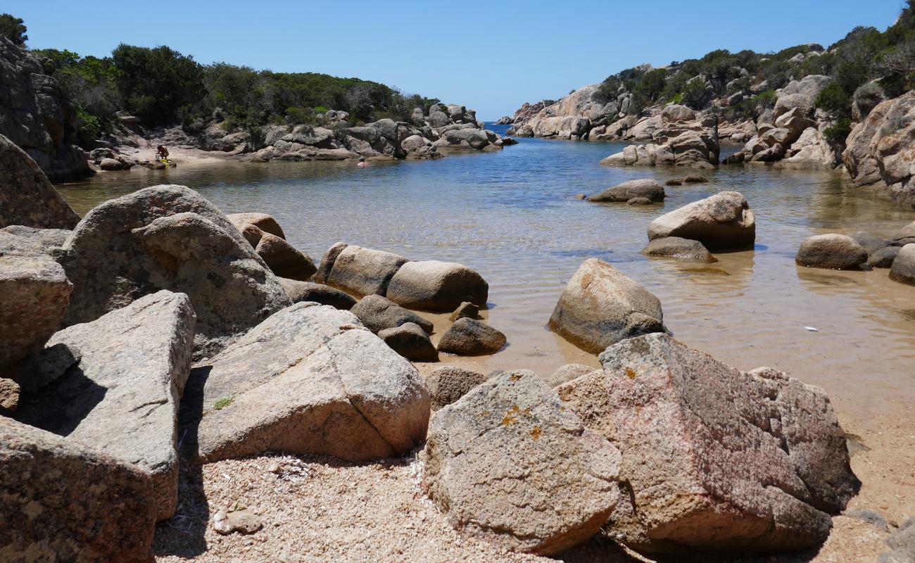 Фото Cala Genovese с светлый песок поверхностью