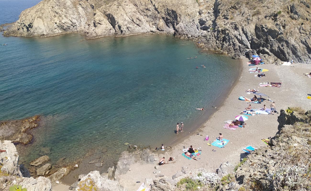 Фото Plage du Troc с серая чистая галька поверхностью