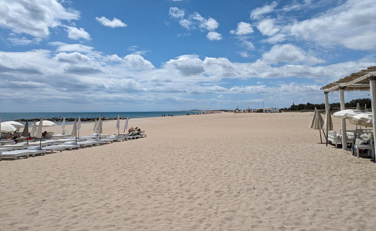 Фото Plage de la Fontaine с светлый песок поверхностью