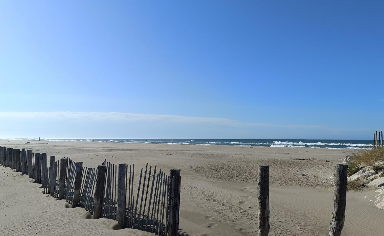 Фото Plage de la Courbe с светлый песок поверхностью