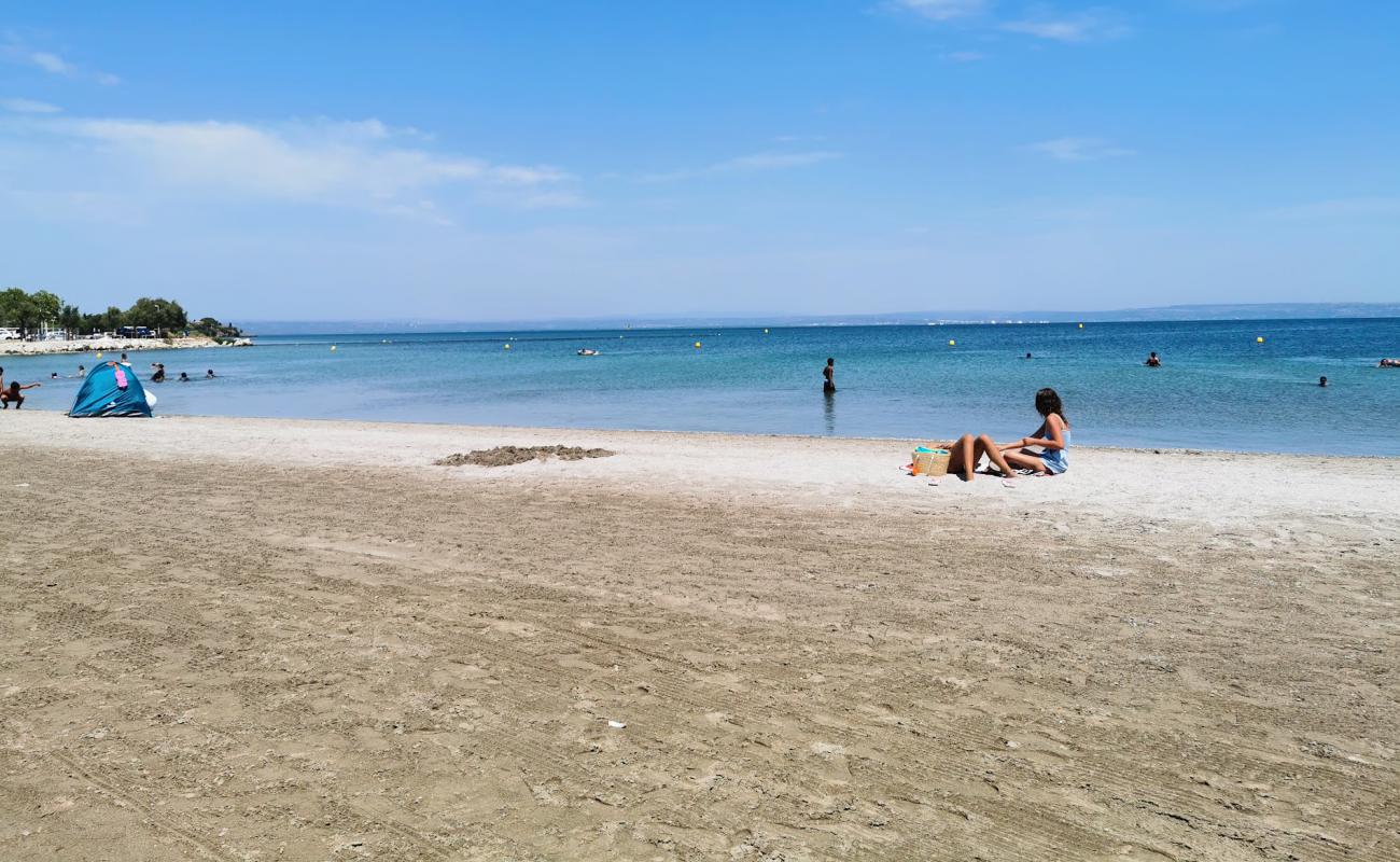 Фото Plage de Ferrieres с светлый песок поверхностью