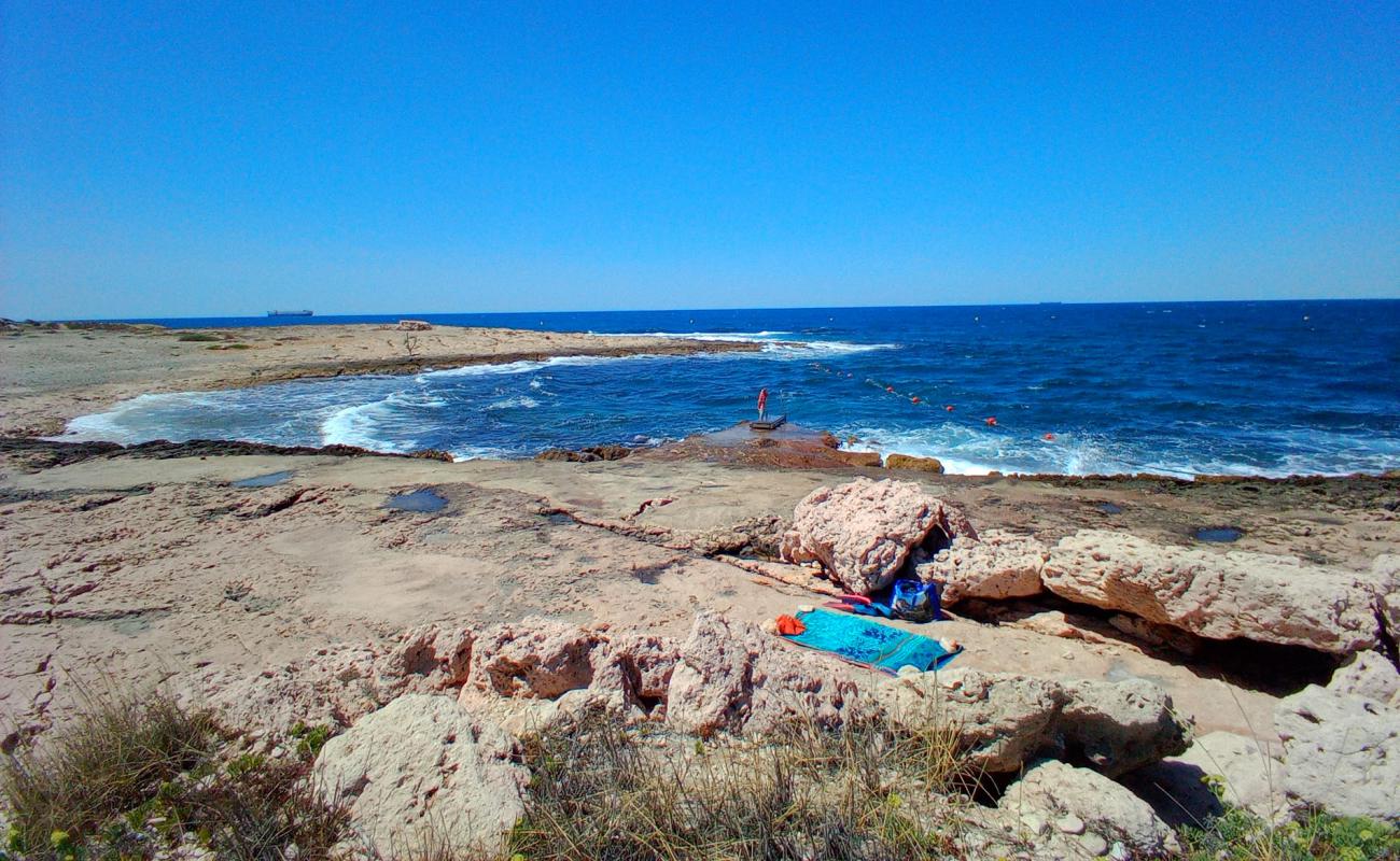 Фото Plage de Bonnieu с песок с камнями поверхностью