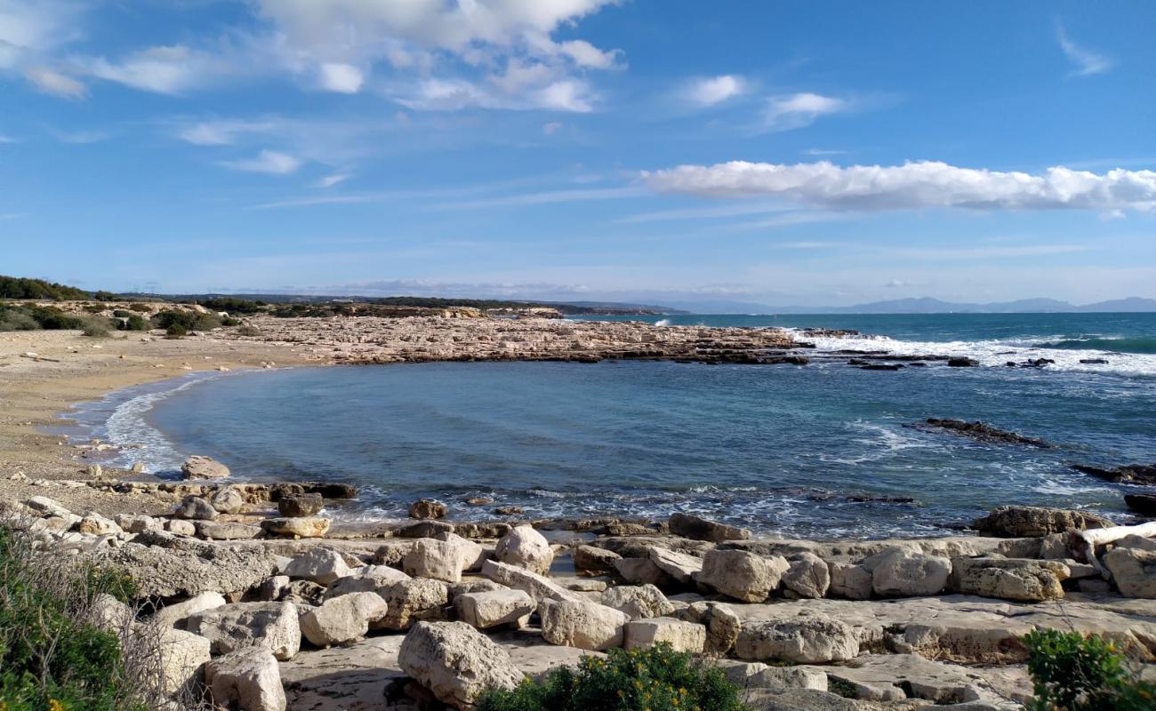 Фото Plage de Cap Couronne с песок с камнями поверхностью