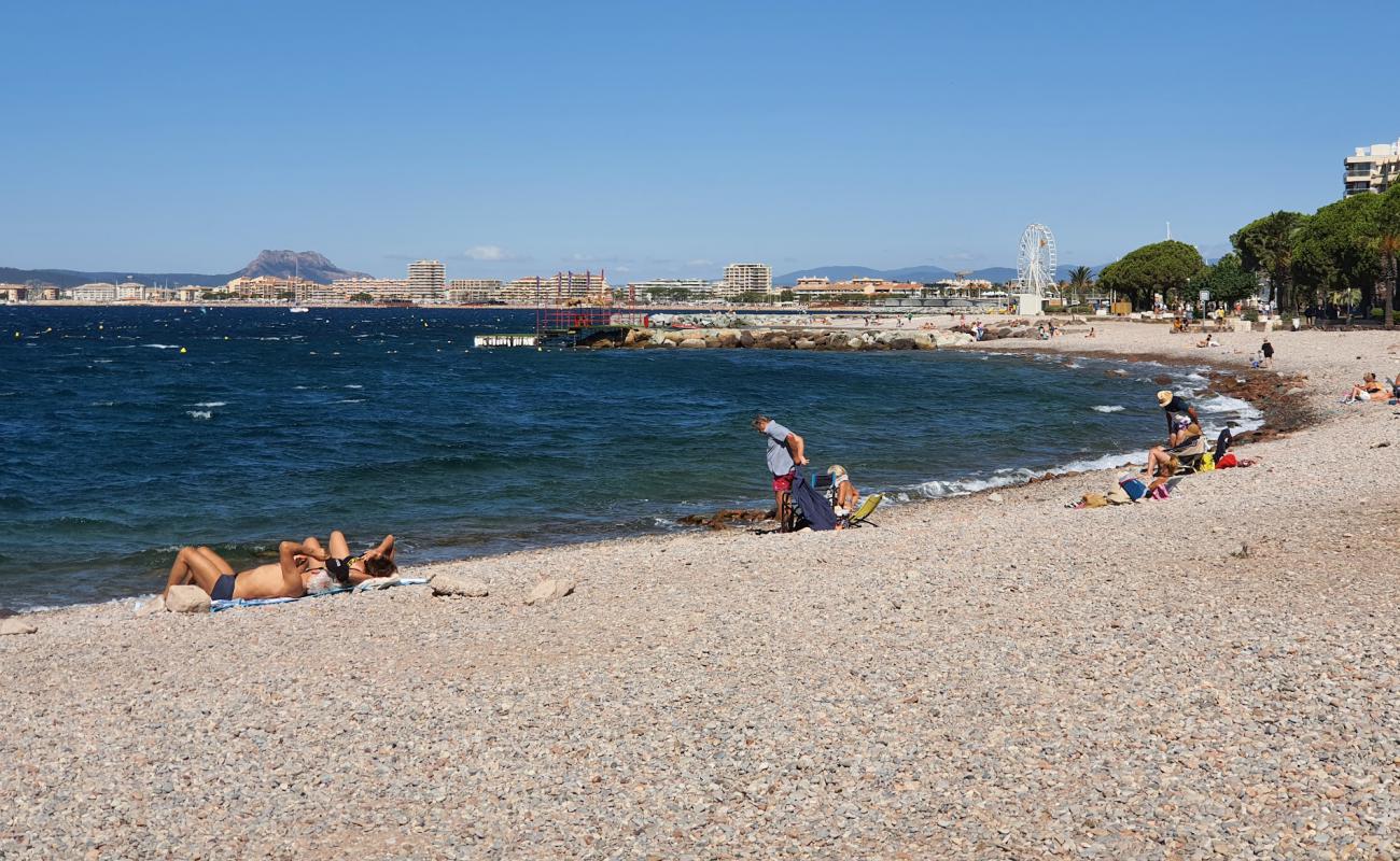 Фото Plage Beaurivage с серая чистая галька поверхностью