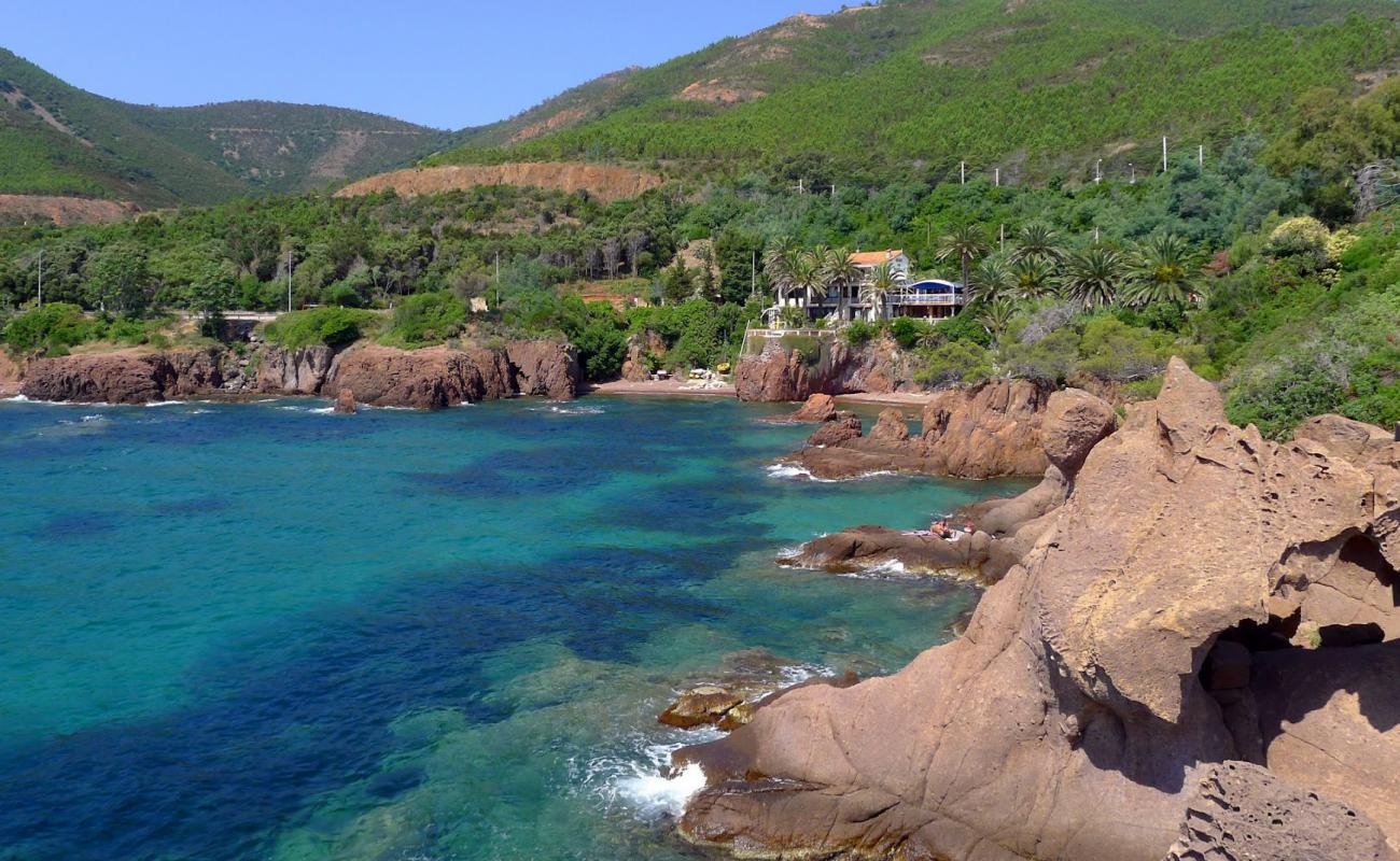 Фото Plage publique le trayas с темная галька поверхностью