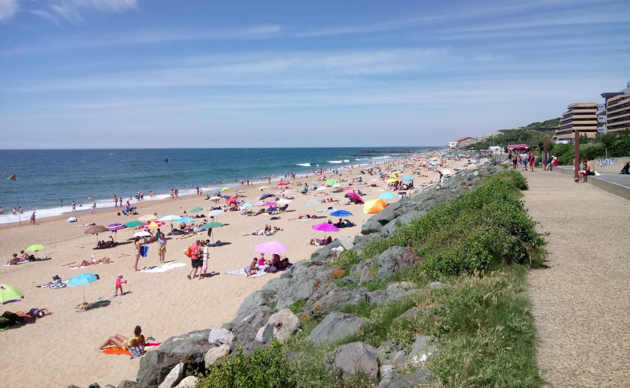 Фото Plage De La Chambre D'Amour с светлый песок поверхностью