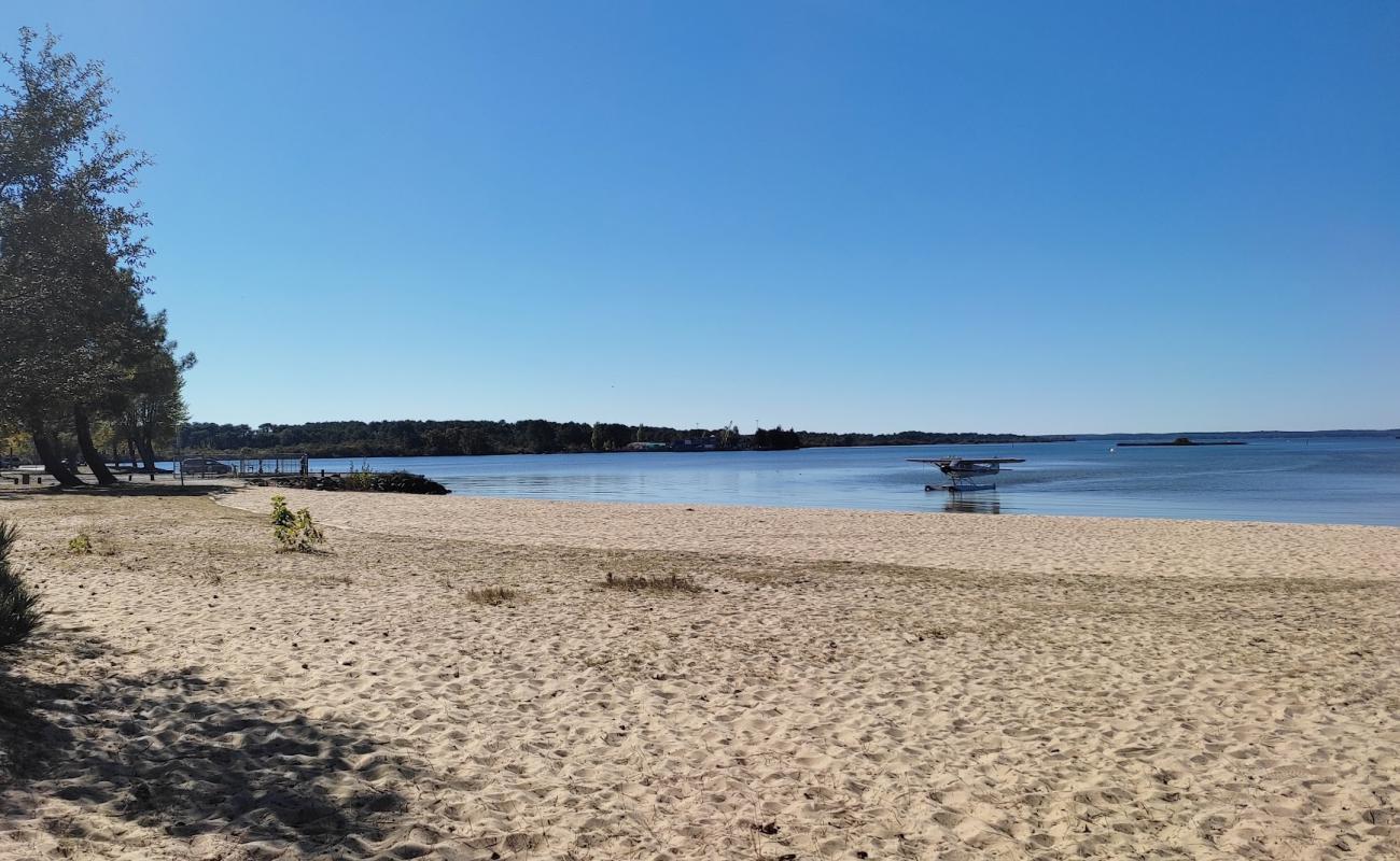 Фото Plage Du Lac - Parentis с светлый песок поверхностью