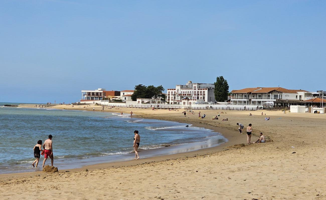 Фото Plage de la Tranche с светлый песок поверхностью