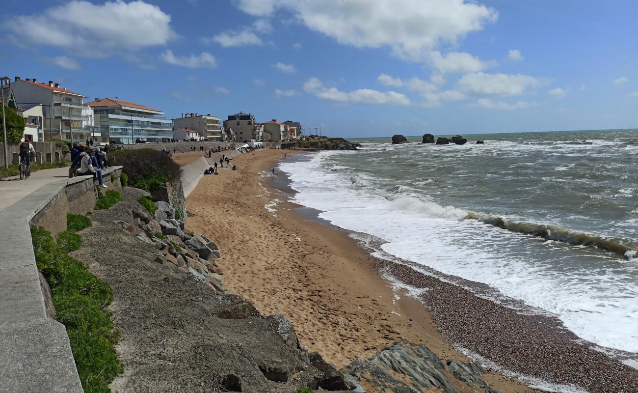 Фото Plage des Cinq Pineaux с светлый песок поверхностью