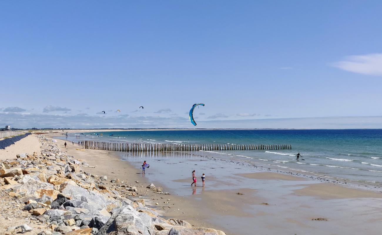 Фото Rue de la Grande Plage с светлый песок поверхностью