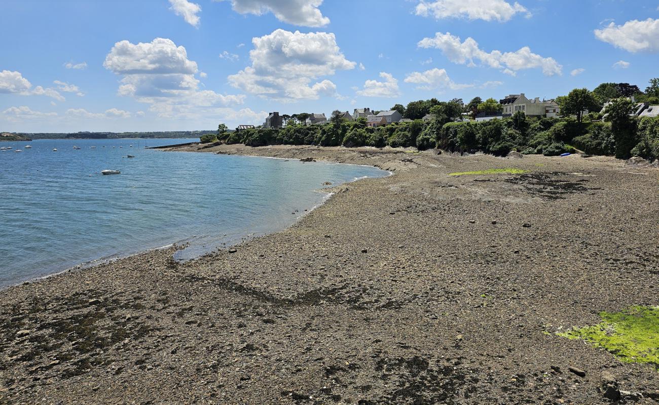 Фото Plage de Roscanvel с песок с камнями поверхностью