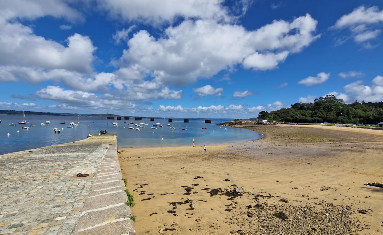 Фото Plage de Lanveoc с песок с камнями поверхностью