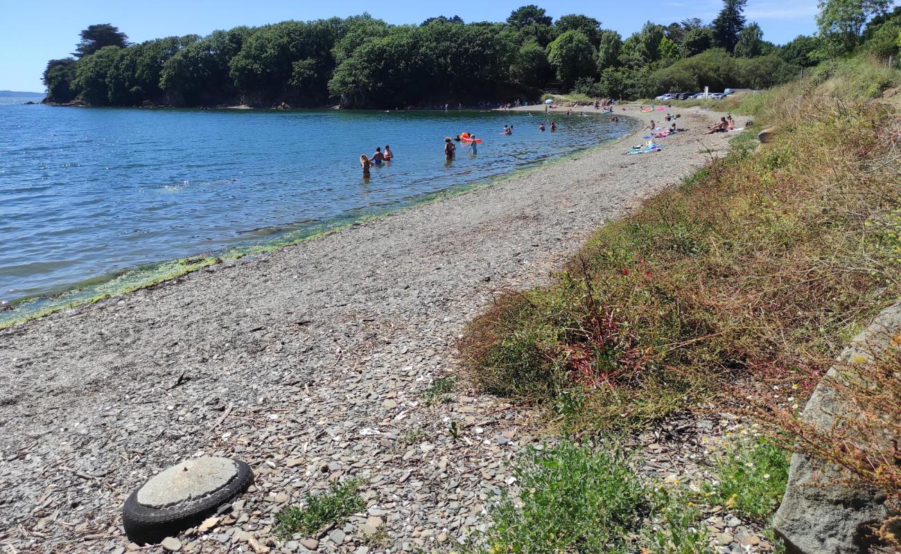 Фото Plage de Porzisquin с песок с камнями поверхностью