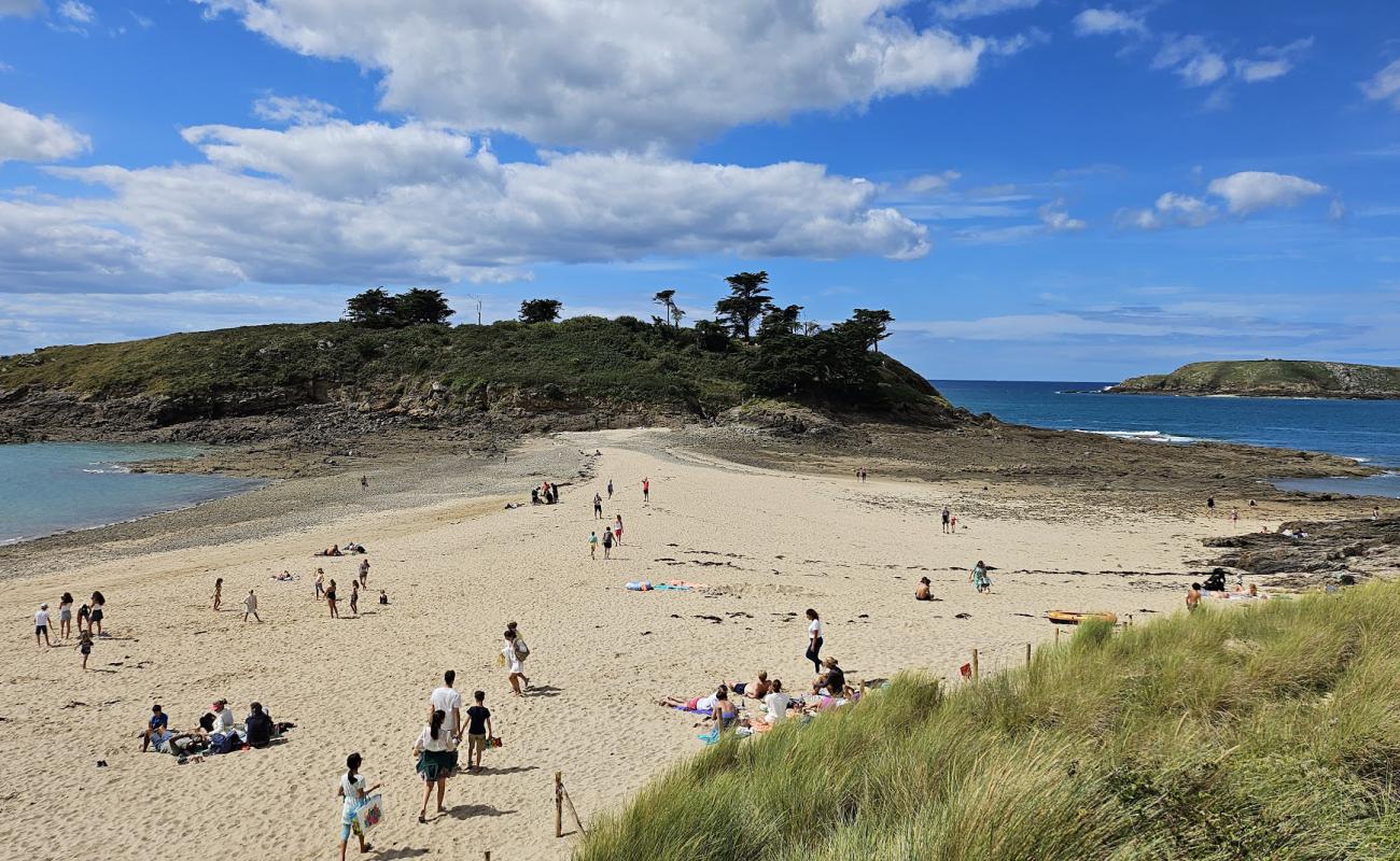 Фото Plage du Perron с светлый песок поверхностью